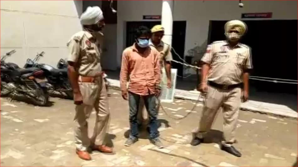 तमंचेबाज़ आशिक़ की गर्लफ्रेंड ने खोली पोल, बच्चे को लेने माशूक़ा के घर अजब-गजब तकनीक से घुसा तमंचेबाज़ आशिक़ की गर्लफ्रेंड ने खोली पोल, बच्चे को लेने माशूक़ा के घर अजब-गजब तकनीक से घुसा