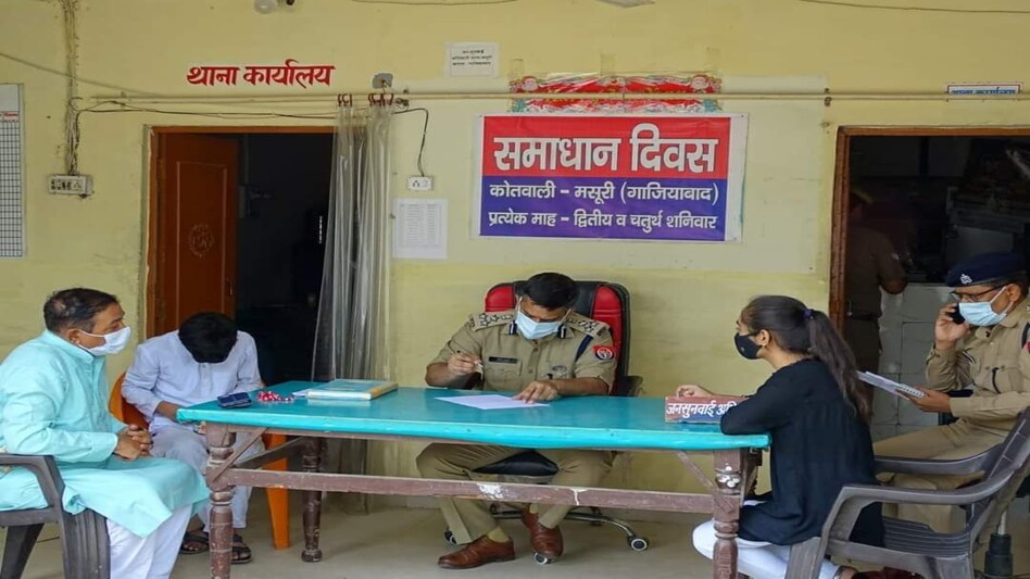 ख़ाकी का फ़र्ज़ : पुलिस ने जब लूट पीड़िता को लगवाए चक्कर, तो थाने आकर SSP ने ख़ुद लिखी FIR ख़ाकी का फ़र्ज़ : पुलिस ने जब लूट पीड़िता को लगवाए चक्कर, तो थाने आकर SSP ने ख़ुद लिखी FIR