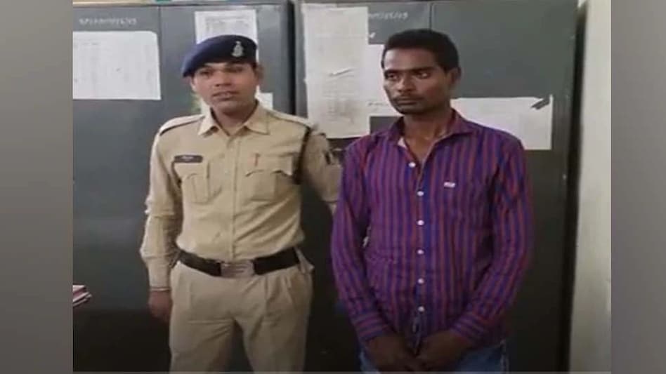 एक साथ 50 से ज्यादा महिलाओं को कर रहा था परेशान
युवक को पुलिस ने किया गिरफ्तार एक साथ 50 से ज्यादा महिलाओं को कर रहा था परेशानयुवक को पुलिस ने किया गिरफ्तार