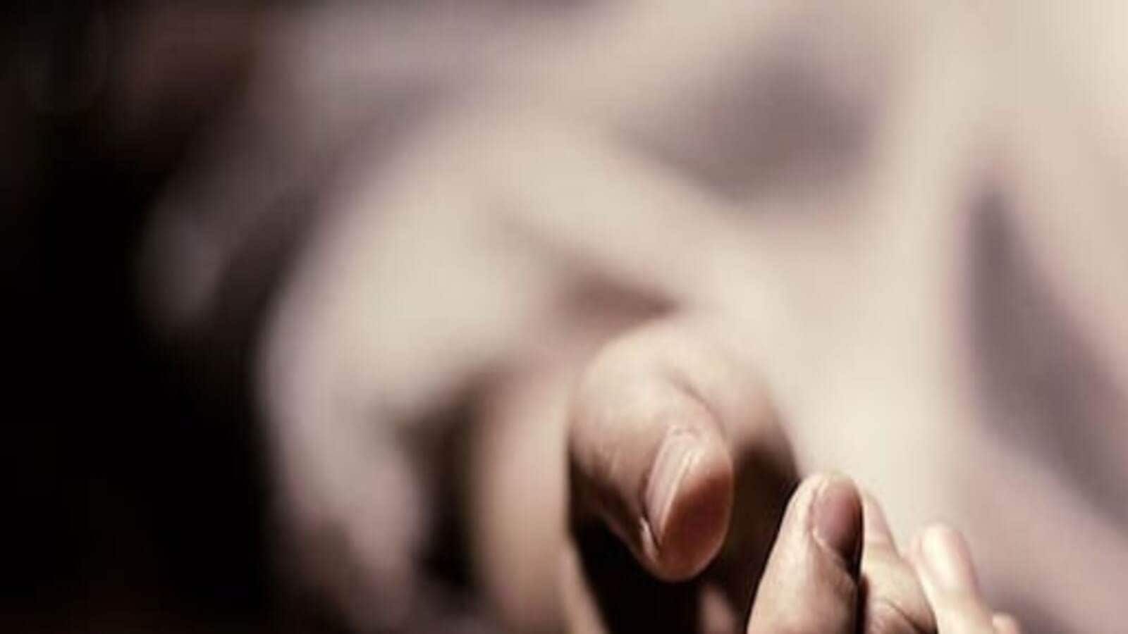 डॉगी को बचाने के चक्कर में बच्ची भी 9वीं मंजिल से गिरी, दोनों की मौत डॉगी को बचाने के चक्कर में बच्ची भी 9वीं मंजिल से गिरी, दोनों की मौत