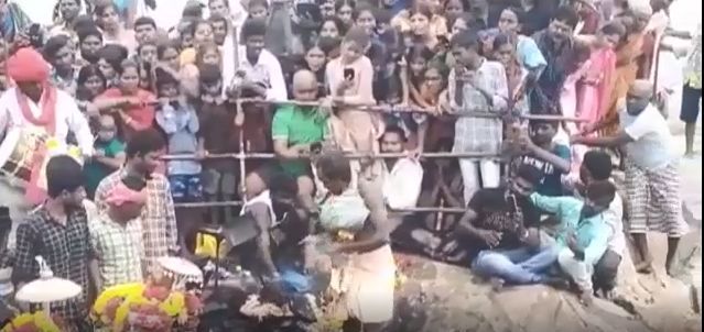 आंध्र प्रदेश में हैरान करने वाला हादसा आरती के दौरान पहाड़ की चोटी से नीचे गिरकर पुजारी की मौत CrimeTak