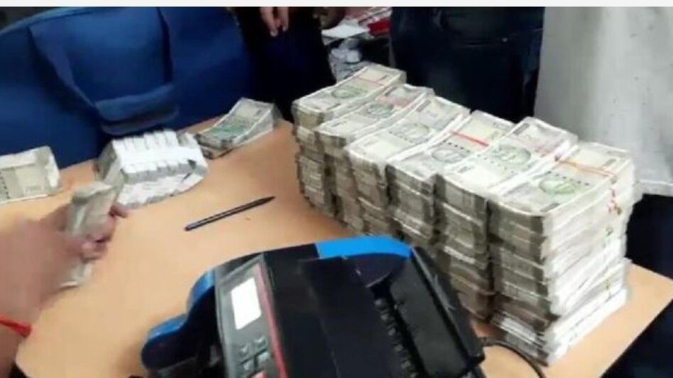 धनकुबेर इंजीनियर : आटे-चावल के डिब्बों में मिले 67 लाख कैश तो बोला, घूस लेना वर्क कल्चर है, ना लें तो भी मरेंगे धनकुबेर इंजीनियर : आटे-चावल के डिब्बों में मिले 67 लाख कैश तो बोला, घूस लेना वर्क कल्चर है, ना लें ...