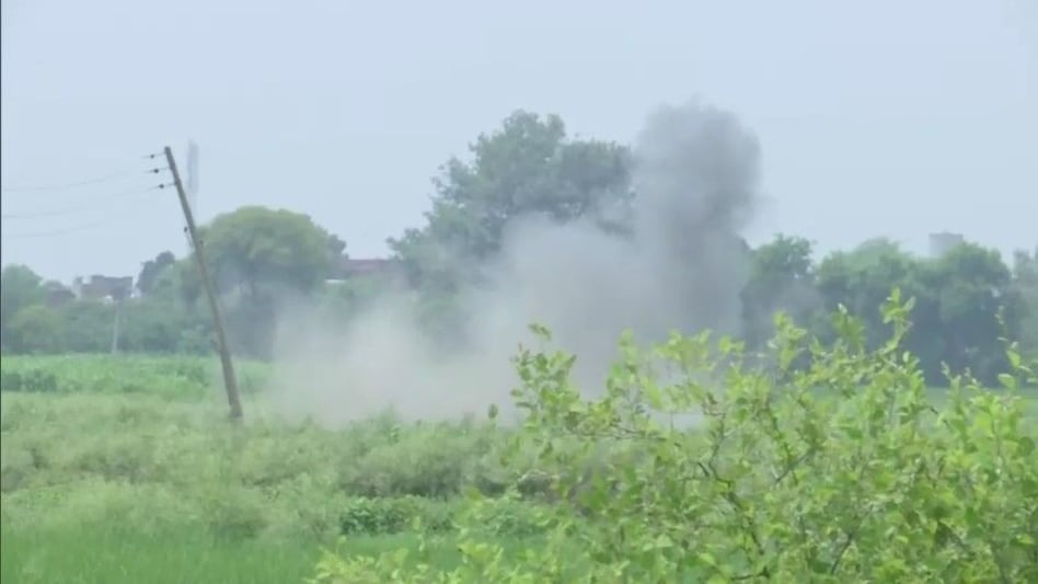 अमृतसर के पॉश एरिया में मिला हैंड ग्रेनेड, बम स्क्वॉड मौके पर, 15 अगस्त को लेकर हाई अलर्ट! अमृतसर के पॉश एरिया में मिला हैंड ग्रेनेड, बम स्क्वॉड मौके पर, 15 अगस्त को लेकर हाई अलर्ट!