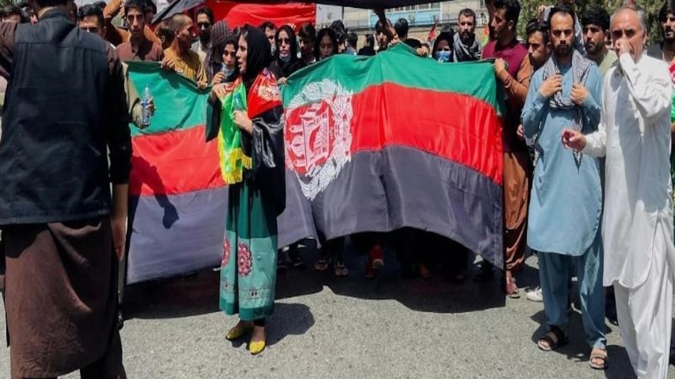 अफ़ग़ान में नई उम्मीद : महिलाओं के नेतृत्व में तालिबान के खिलाफ सड़कों पर उतरे लोग अफ़ग़ान में नई उम्मीद : महिलाओं के नेतृत्व में तालिबान के खिलाफ सड़कों पर उतरे लोग