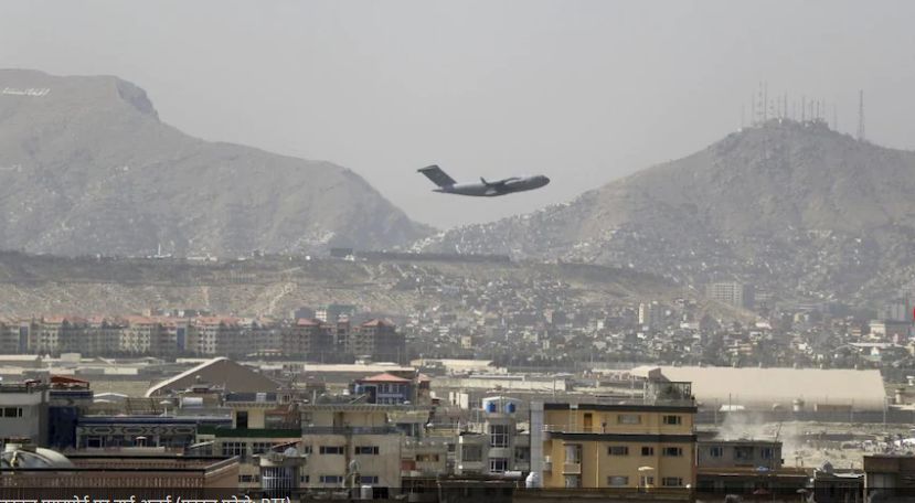 काबुल के ऊपर से गुजर रहे दर्जनों रॉकेट
क्या अमेरिकी सेना छोड़गी अफगानिस्तान ? काबुल के ऊपर से गुजर रहे दर्जनों रॉकेटक्या अमेरिकी सेना छोड़गी अफगानिस्तान ?