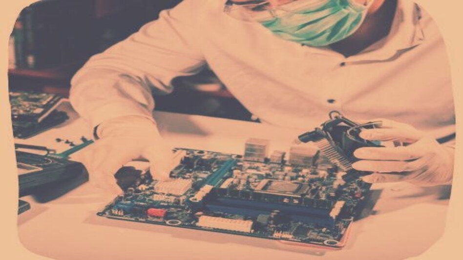 कंप्यूटरों के पार्ट चोरी करने के लिए इंजीनियर बना गार्ड
रातों-रात उड़ा डाले लाखों रुपयों के कंप्यूटर पार्ट! कंप्यूटरों के पार्ट चोरी करने के लिए इंजीनियर बना गार्डरातों-रात उड़ा डाले लाखों रुपयों के कंप्यूट...