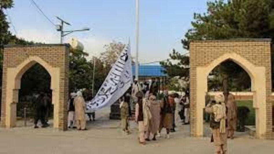 मां के सामने उसकी दो बेटियों से गैंगरेप,
चिल्लाने पर पिलाया जहर मां के सामने उसकी दो बेटियों से गैंगरेप, चिल्लाने पर पिलाया जहर