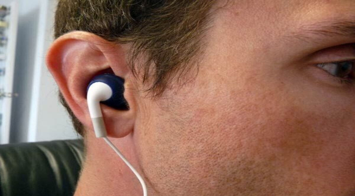 कान में ईयरफोन लगाकर गाना सुनने का
शौक है, तो इस ख़बर को जरुर पढ़िए CrimeTak