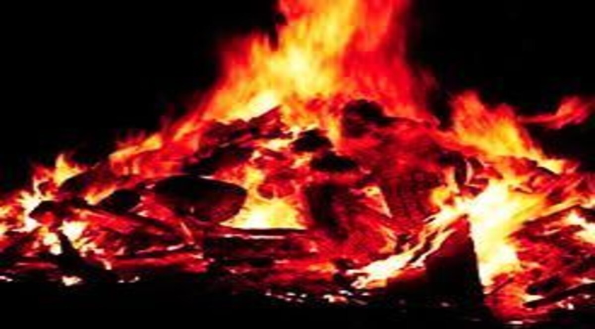 ये कैसा प्यार : बीवी की मौत के ग़म में जलती चिता पर कूद गए पति, हुई मौत CrimeTak