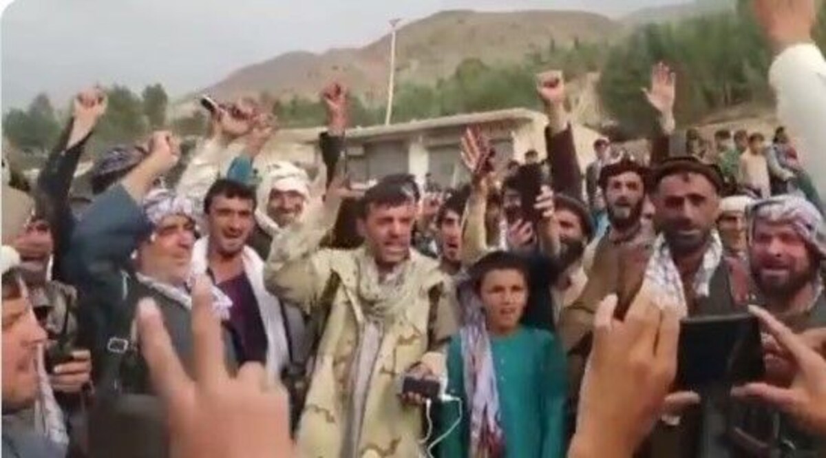 हौंसले की जीत : तालिबान के कब्जे से अफ़ग़ान के 3 जिले मुक्त, फहराया झंडा, किया सैल्यूट, जीत की खुशी की आई पहली तस्वीर CrimeTak