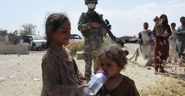 महंगाई की मार : काबुल में 3000 रुपये में 1 बोतल पानी, चावल की प्लेट 7500 में, हर तीसरा अफ़ग़ानी भूखा महंगाई की मार : काबुल में 3000 रुपये में 1 बोतल पानी, चावल की प्लेट 7500 में, हर तीसरा अफ़ग़ानी भूख...