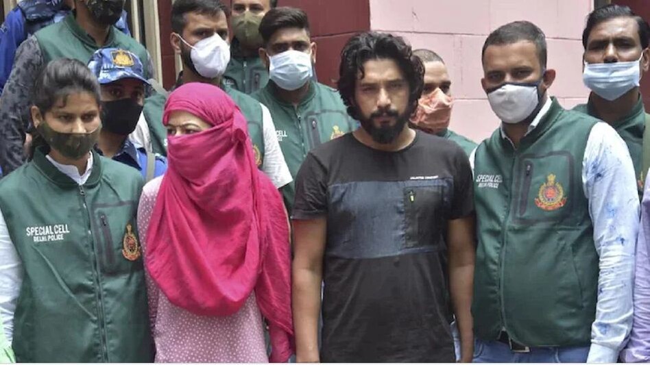 अगर ऐसा हो जाता तो फिर पकड़ में नहीं आता
कुख्यात गैंगस्टर काला जठेड़ी और रिवॉल्वर रानी! अगर ऐसा हो जाता तो फिर पकड़ में नहीं आताकुख्यात गैंगस्टर काला जठेड़ी और रिवॉल्वर रानी!