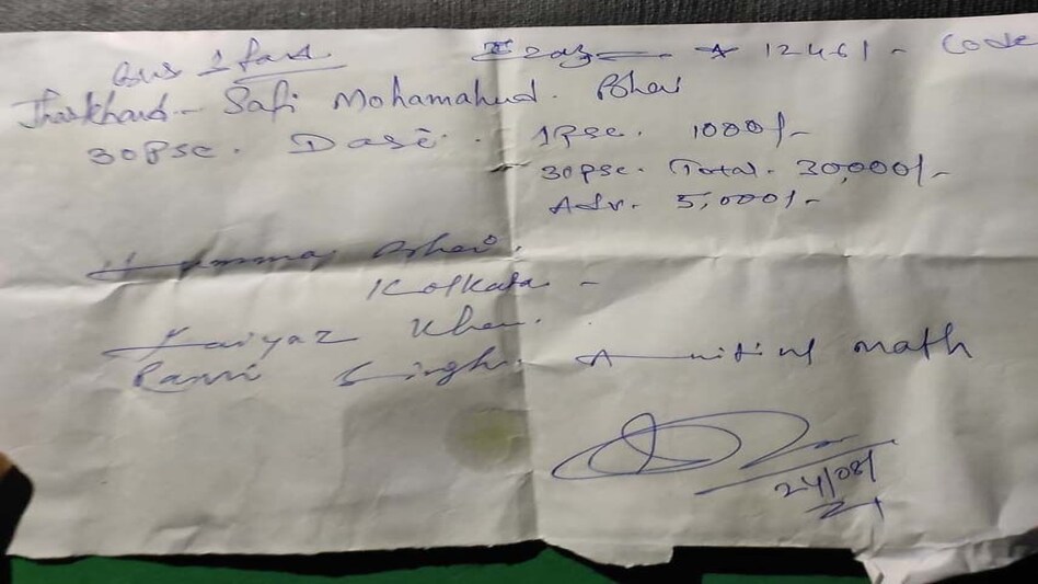 बस में मिला बमों का जखीरा, कोलकाता से बिहार जा रही थी बस बस में मिला बमों का जखीरा, कोलकाता से बिहार जा रही थी बस