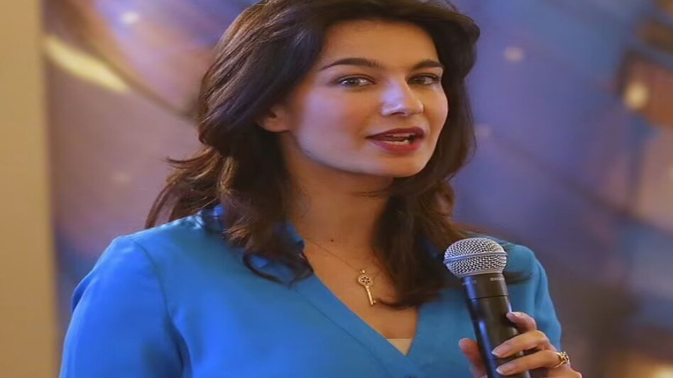 एंकर न्यूज पढ़ रही थी और बीच बुलेटिन में
मोबाइल पर आ गया तालिबान के आतंकी की कॉल एंकर न्यूज पढ़ रही थी और बीच बुलेटिन में मोबाइल पर आ गया तालिबान के आतंकी की कॉल