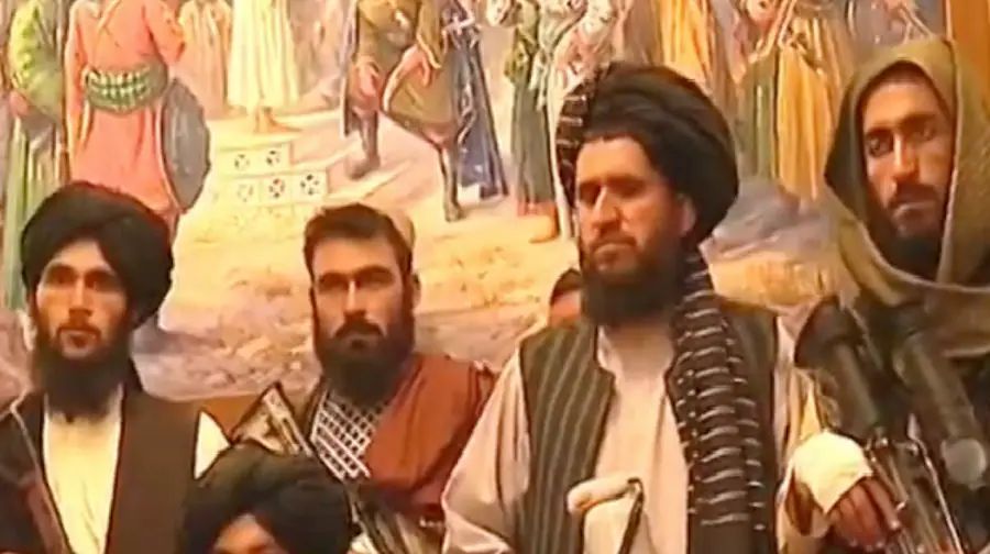 राष्ट्रपति भवन में घुसे तालिबानी !
अफगानिस्तान में राष्ट्रपति भवन पर तालिबान ने कब्जा किया
अब अफगानिस्तान का नाम 'Islamic Emirate of Afghanistan' कर दिया जाएगा राष्ट्रपति भवन में घुसे तालिबानी !अफगानिस्तान में राष्ट्रपति भवन पर तालिबान ने कब्जा कियाअब अफग...