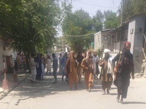 20 साल से अफ़ग़ानिस्तान पर क़ब्ज़े की कोशिश करने वाले तालिबान
14 दिन के भीतर कैसे बन गए अफ़ग़ानिस्तान के हुक्मरान? 20 साल से अफ़ग़ानिस्तान पर क़ब्ज़े की कोशिश करने वाले तालिबान14 दिन के भीतर कैसे बन गए अफ़ग़ानिस्त...