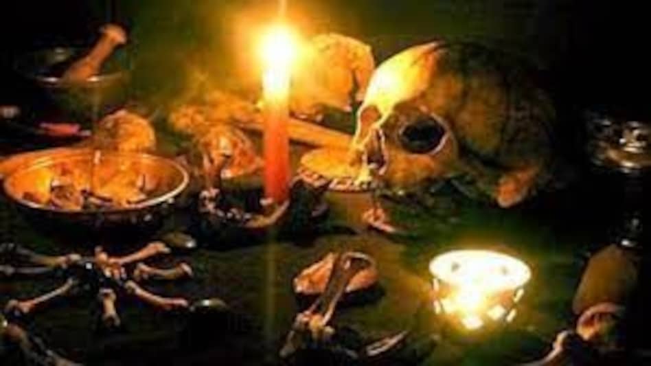 तंत्र-मंत्र में क़त्ल : कंगाली दूर करने के लिए हाथ में दिया नारियल, सिर झुकाते ही पेंचकस से मार डाला तंत्र-मंत्र में क़त्ल : कंगाली दूर करने के लिए हाथ में दिया नारियल, सिर झुकाते ही पेंचकस से मार डाल...