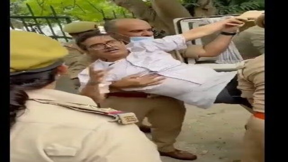 Justice For Rakhi : रेप पीड़िता के आत्मदाह मामले में पूर्व IPS अमिताभ ठाकुर को घसीट कर थाने ले आई पुलिस Justice For Rakhi : रेप पीड़िता के आत्मदाह मामले में पूर्व IPS अमिताभ ठाकुर को घसीट कर थाने ले आई प...