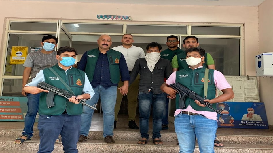 दिल्ली में पकड़ा गया आधुनिक हथियारों का जखीरा, 100 से ज्यादा हथियार बरामद, 4 गिरफ्तार दिल्ली में पकड़ा गया आधुनिक हथियारों का जखीरा, 100 से ज्यादा हथियार बरामद, 4 गिरफ्तार