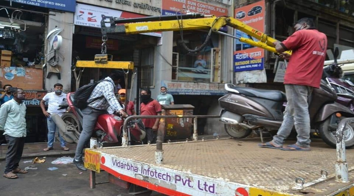 ट्रैफिक पुलिस का 'फिल्मी स्टंट' : बाइक समेत युवक को भी हवा में उठा लिया, अब होगी जांच CrimeTak