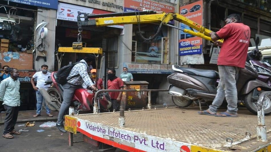 ट्रैफिक पुलिस का 'फिल्मी स्टंट' : बाइक समेत युवक को भी हवा में उठा लिया, अब होगी जांच ट्रैफिक पुलिस का 'फिल्मी स्टंट' : बाइक समेत युवक को भी हवा में उठा लिया, अब होगी जांच
