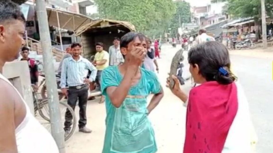 VIRAL VIDEO : थप्पड़ गर्ल के बाद अब आया चप्पल गर्ल का वीडियो, सरेआम की मनचले की पिटाई VIRAL VIDEO : थप्पड़ गर्ल के बाद अब आया चप्पल गर्ल का वीडियो, सरेआम की मनचले की पिटाई
