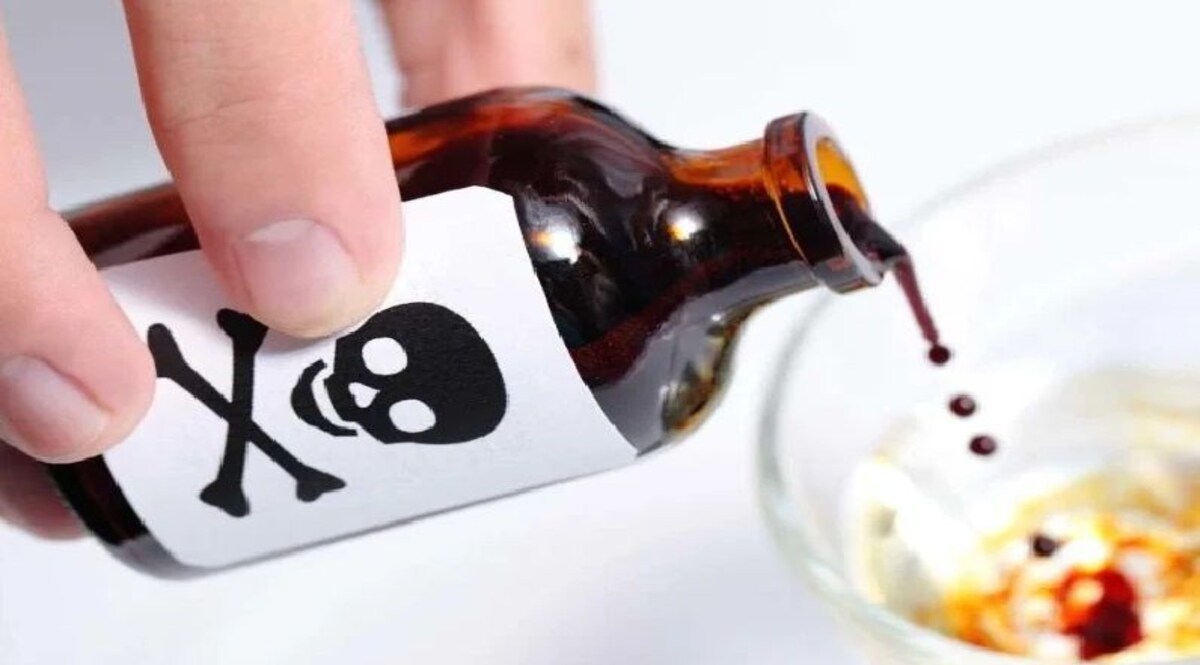 परिवार को जहर खिलाकर प्रेमी के साथ फरार हो गई लड़की CrimeTak