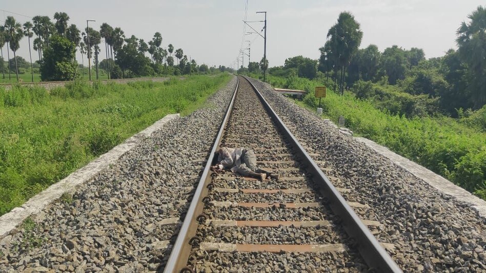 हैदराबाद रेप-मर्डर के आरोपी का शव रेलवे ट्रैक पर मिला था, DGP ने Tweet कर की पुष्टि हैदराबाद रेप-मर्डर के आरोपी का शव रेलवे ट्रैक पर मिला था, DGP ने Tweet कर की पुष्टि