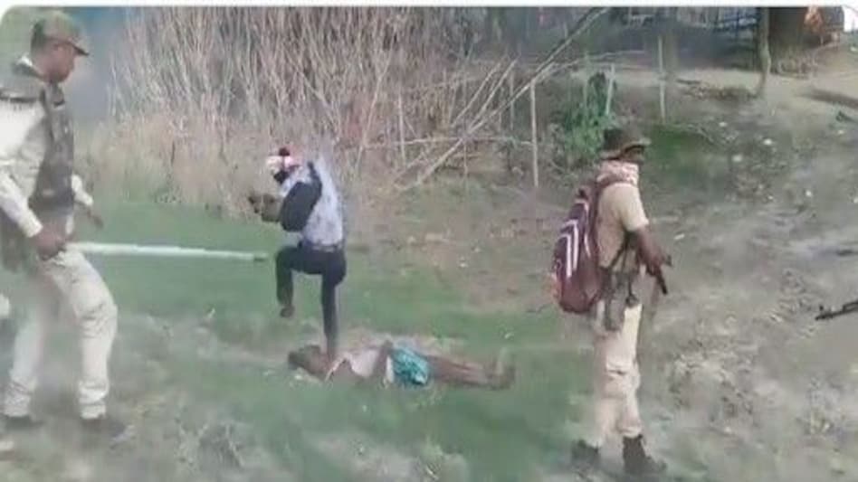 असम की हिंसा में बर्बरता, 2 की मौत, घायल हुए 9 पुलिसकर्मी, वायरल हो रहा ये वीडियो हैरान कर देगा असम की हिंसा में बर्बरता, 2 की मौत, घायल हुए 9 पुलिसकर्मी, वायरल हो रहा ये वीडियो हैरान कर देगा