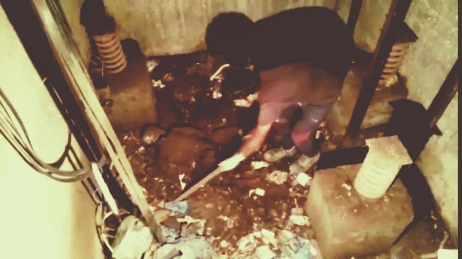 24 साल बाद अस्पताल की लिफ्ट से बरामद हुआ नरकंकाल
अब निकाली जा रही है 24 साल पहले गायब होने वालों की कुंडली! 24 साल बाद अस्पताल की लिफ्ट से बरामद हुआ नरकंकालअब निकाली जा रही है 24 साल पहले गायब होने वालों की...