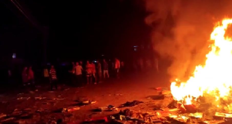 असमः लड़की से गैंगरेप और मौत के बाद तोड़फोड़-आगजनी,
पुलिस को करनी पड़ी फायरिंग असमः लड़की से गैंगरेप और मौत के बाद तोड़फोड़-आगजनी, पुलिस को करनी पड़ी फायरिंग