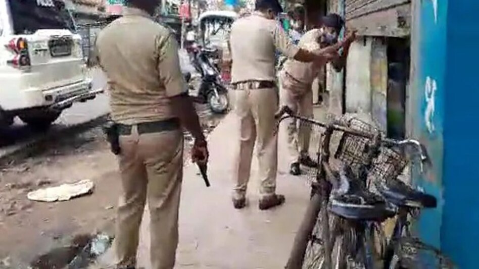 फिल्मी अंदाज में लूट की कोशिश,
पुलिस को देख बदमाशों ने की अंधाधुंध फायरिंग, फिल्मी अंदाज में लूट की कोशिश,पुलिस को देख बदमाशों ने की अंधाधुंध फायरिंग,