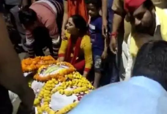 मनीष गुप्ता का अंतिम संस्कार हुआ,
मामला ज्यादा तूल न पकड़े इस लिहाज से प्रशासन ने जल्दबाजी की CrimeTak