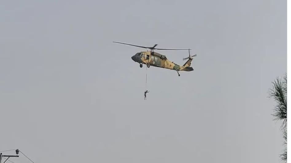 उधमपुर में आर्मी का हेलिकॉप्टर क्रैश,
घायल पायलटों को लोगों ने किया रेस्क्यू
खराब मौसम के चलते हुए हादसा उधमपुर में आर्मी का हेलिकॉप्टर क्रैश, घायल पायलटों को लोगों ने किया रेस्क्यूखराब मौसम के चलते ह...