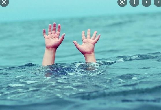 जिंदा होने की उम्मीद में नमक के ढेर में दबाया,
डेढ़ घंटे तक बच्चों के शव नमक के ढेर में ही दबे रहे,
अंधविश्वास के चलते उठाया ये कदम जिंदा होने की उम्मीद में नमक के ढेर में दबाया,डेढ़ घंटे तक बच्चों के शव नमक के ढेर में ही दबे रहे...