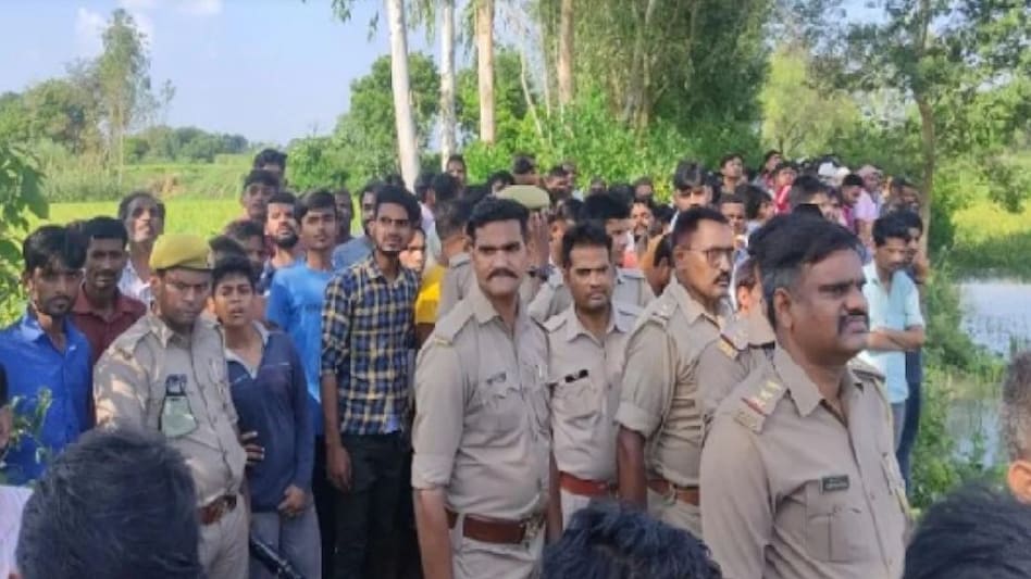 गणेश प्रतिमा विसर्जन के दौरान 10 लोगों की मौत
3 बच्चों की तलाश जारी गणेश प्रतिमा विसर्जन के दौरान 10 लोगों की मौत 3 बच्चों की तलाश जारी