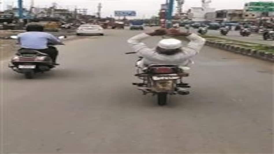 बाइक चलाते-चलाते "जुम्मन चचा" को ना जाने क्या सूझी कि करने लगे स्टंट! देखें VIRAL VIDEO बाइक चलाते-चलाते "जुम्मन चचा" को ना जाने क्या सूझी कि करने लगे स्टंट! देखें VIRAL VIDEO