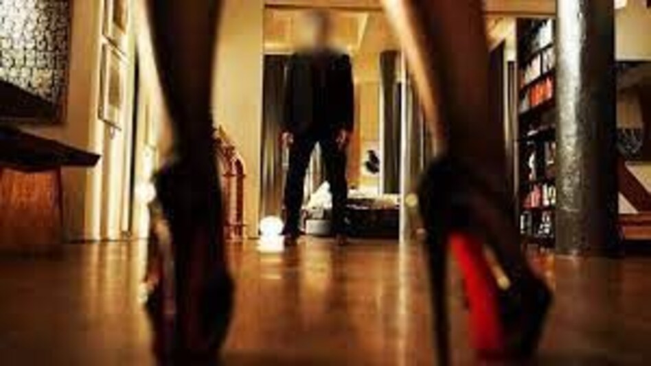 नौकरी नहीं मिली तो एक SMS से बना प्ले ब्वॉय, फिर ऐसा हुआ जिसे जानकर उसके होश उड़ गए नौकरी नहीं मिली तो एक SMS से बना प्ले ब्वॉय, फिर ऐसा हुआ जिसे जानकर उसके होश उड़ गए