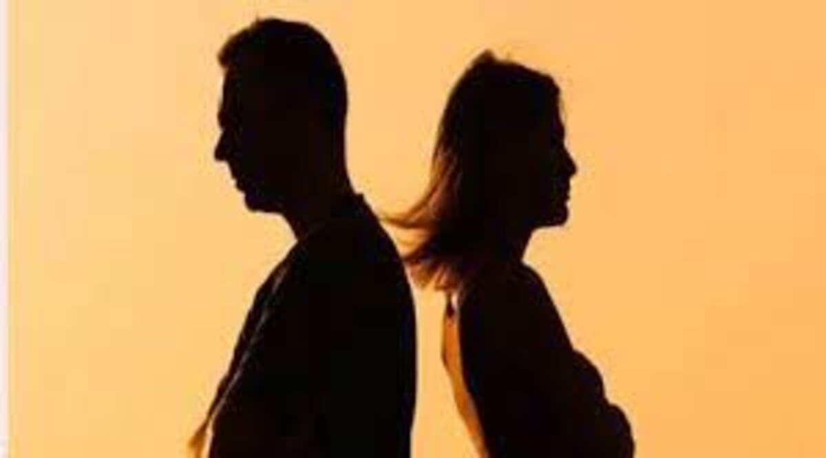 'मैडम मेरी पत्नी नहाती नहीं है, मैं इसके साथ नहीं रह सकता, तलाक़ दिला दो' CrimeTak