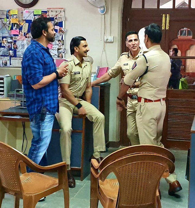 टेबल पर बैठे इंस्पेक्टर और SP हैं खड़े, अक्षय कुमार के ट्वीट पर इस IPS का जवाब हुआ वायरल CrimeTak