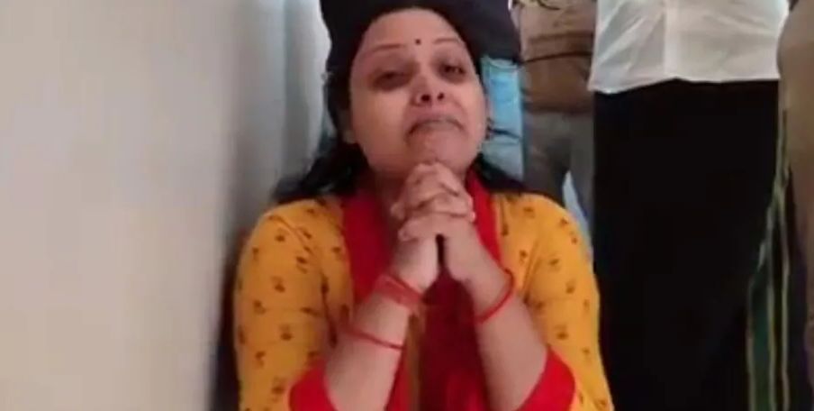 गोरखपुर कांड : मनीष की पत्नी से मानमनौवल करते नजर आए पुलिस अधिकारी
वीडियो से सच्चाई आई सामने गोरखपुर कांड : मनीष की पत्नी से मानमनौवल करते नजर आए पुलिस अधिकारीवीडियो से सच्चाई आई सामने