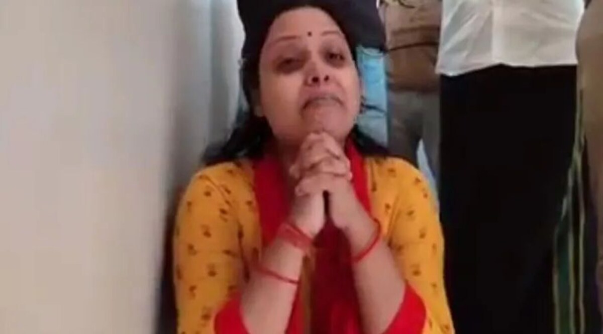 गोरखपुर कांड : मनीष की पत्नी से मानमनौवल करते नजर आए पुलिस अधिकारी
वीडियो से सच्चाई आई सामने CrimeTak