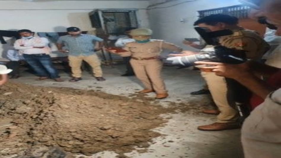 इश्क में बीवी व दो बच्चों की 3 साल पहले हत्या की, घर में दफनाया और खुद को मरा बता दिया इश्क में बीवी व दो बच्चों की 3 साल पहले हत्या की, घर में दफनाया और खुद को मरा बता दिया