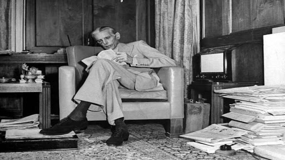दीवार से लेकर टॉयलट तक,अलीगढ़ में जिन्ना की तस्वीर को लेकर क्यों मचा है बवाल? दीवार से लेकर टॉयलट तक,अलीगढ़ में जिन्ना की तस्वीर को लेकर क्यों मचा है बवाल?