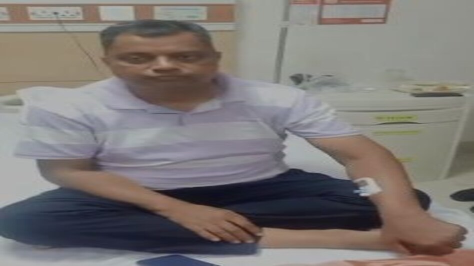 अस्पताल में क़ैदी की बियर पार्टी, फरीदाबाद के विचाराधीन क़ैदी को इलाज कराने लाई थी पुलिस, जांच शुरू अस्पताल में क़ैदी की बियर पार्टी, फरीदाबाद के विचाराधीन क़ैदी को इलाज कराने लाई थी पुलिस, जांच शुरू