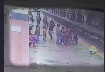 बीवी से झगड़े में ये पिता बना हैवान, 4 साल के बच्चे को पटक-पटक कर मार डाला, देखें वीडियो बीवी से झगड़े में ये पिता बना हैवान, 4 साल के बच्चे को पटक-पटक कर मार डाला, देखें वीडियो