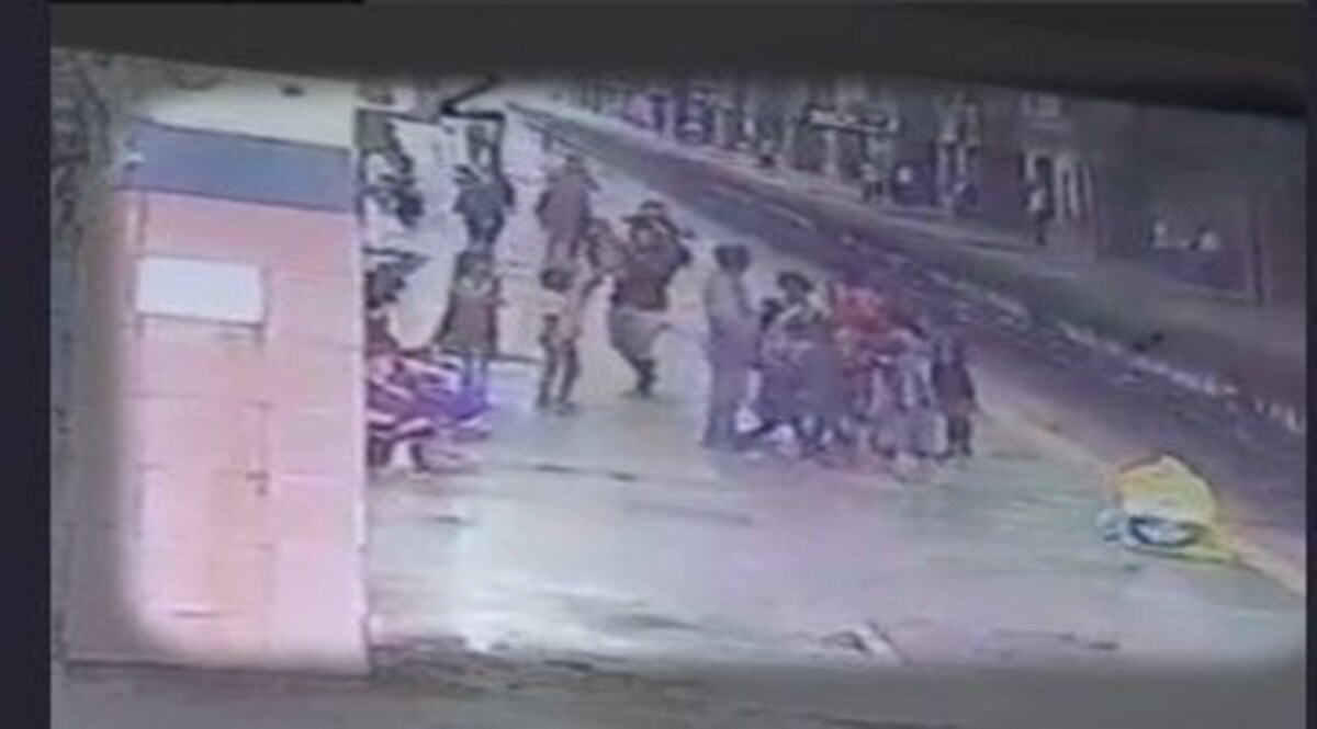 बीवी से झगड़े में ये पिता बना हैवान, 4 साल के बच्चे को पटक-पटक कर मार डाला, देखें वीडियो CrimeTak