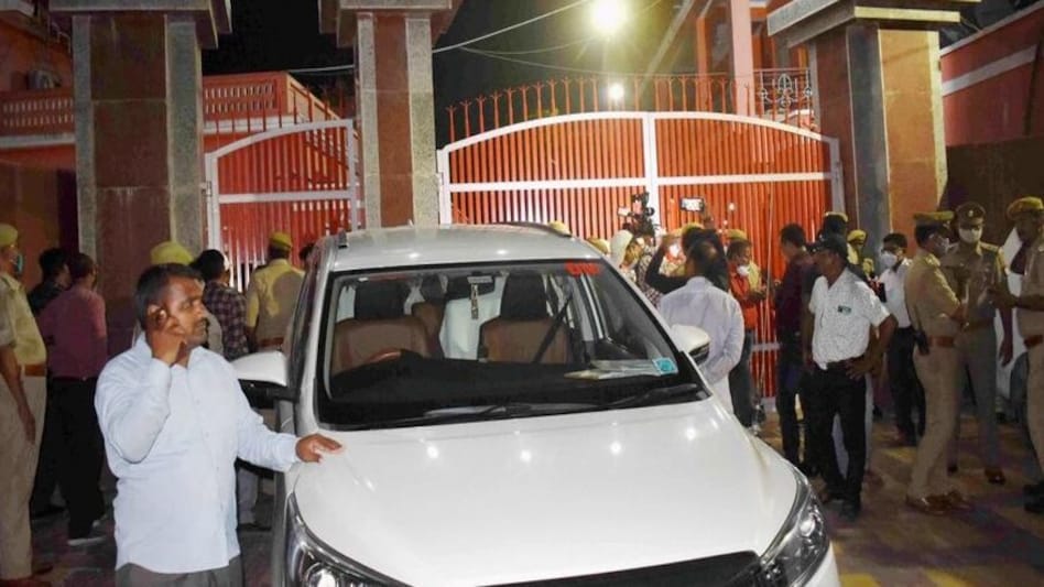 'महंत जी ने कुछ दिन पहले हनुमान मंदिर के पुजारी को डांटा था',
महंत नरेंद्र गिरि का शव उतारने वाले सर्वेश का खुलासा 'महंत जी ने कुछ दिन पहले हनुमान मंदिर के पुजारी को डांटा था',महंत नरेंद्र गिरि का शव उतारने वाले ...