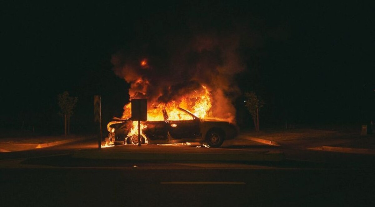 चलती कार में रहस्यमय तरीक़े से लगी आग, 39 साल के डॉक्टर की मौत CrimeTak