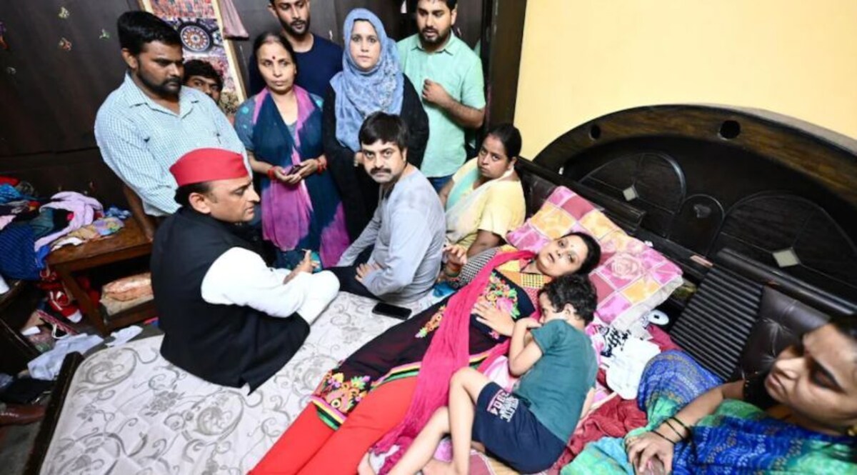 मनीष मर्डर केस: पीड़ित परिवार से मिलने पहुंचे अखिलेश यादव CrimeTak